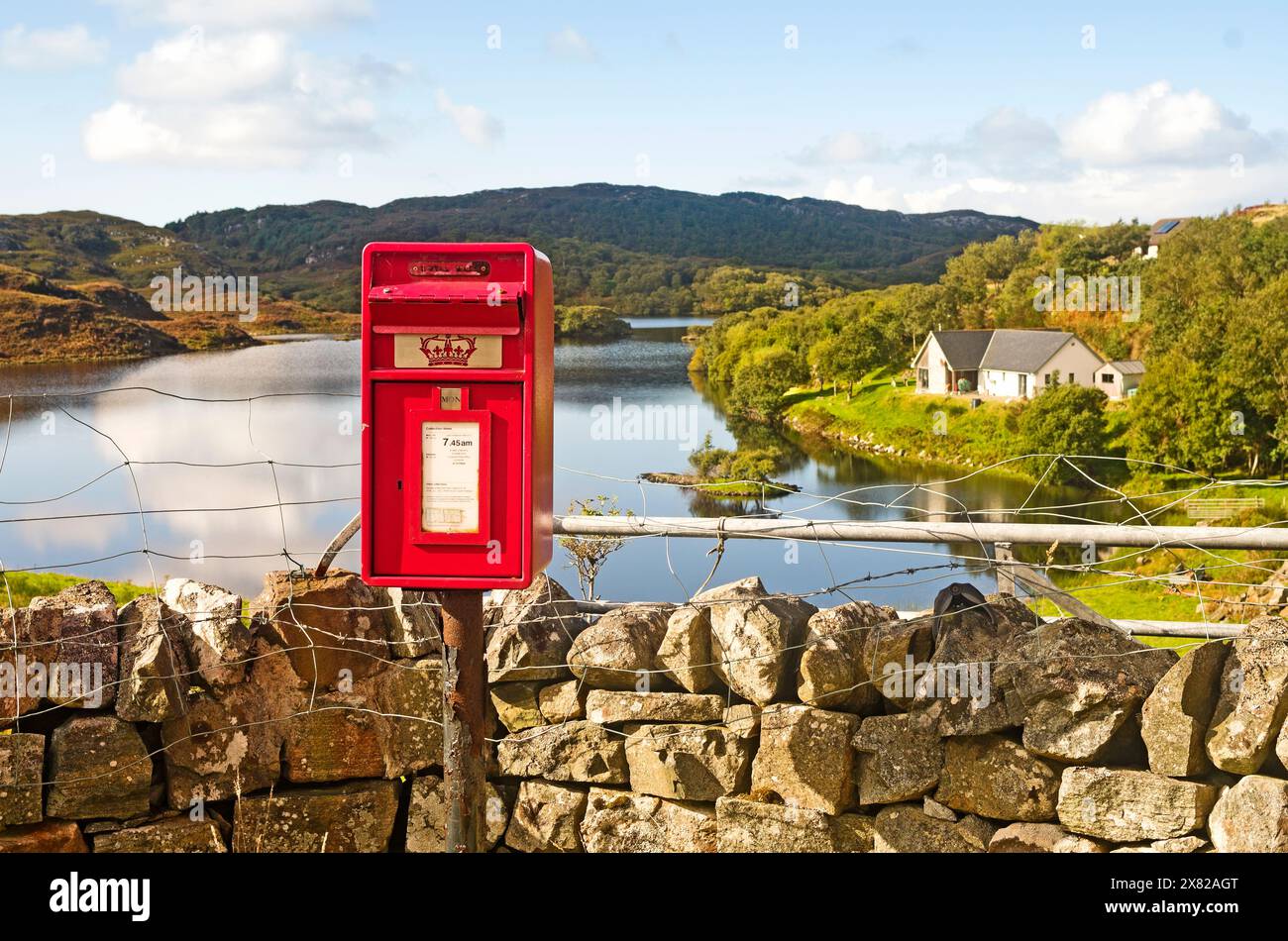 La boîte aux lettres du village à Drumbeg. Une petite colonie sur la côte Assynt sur la route NC 500, avec le pittoresque Loch Drumbeg immédiatement derrière. Écosse Banque D'Images