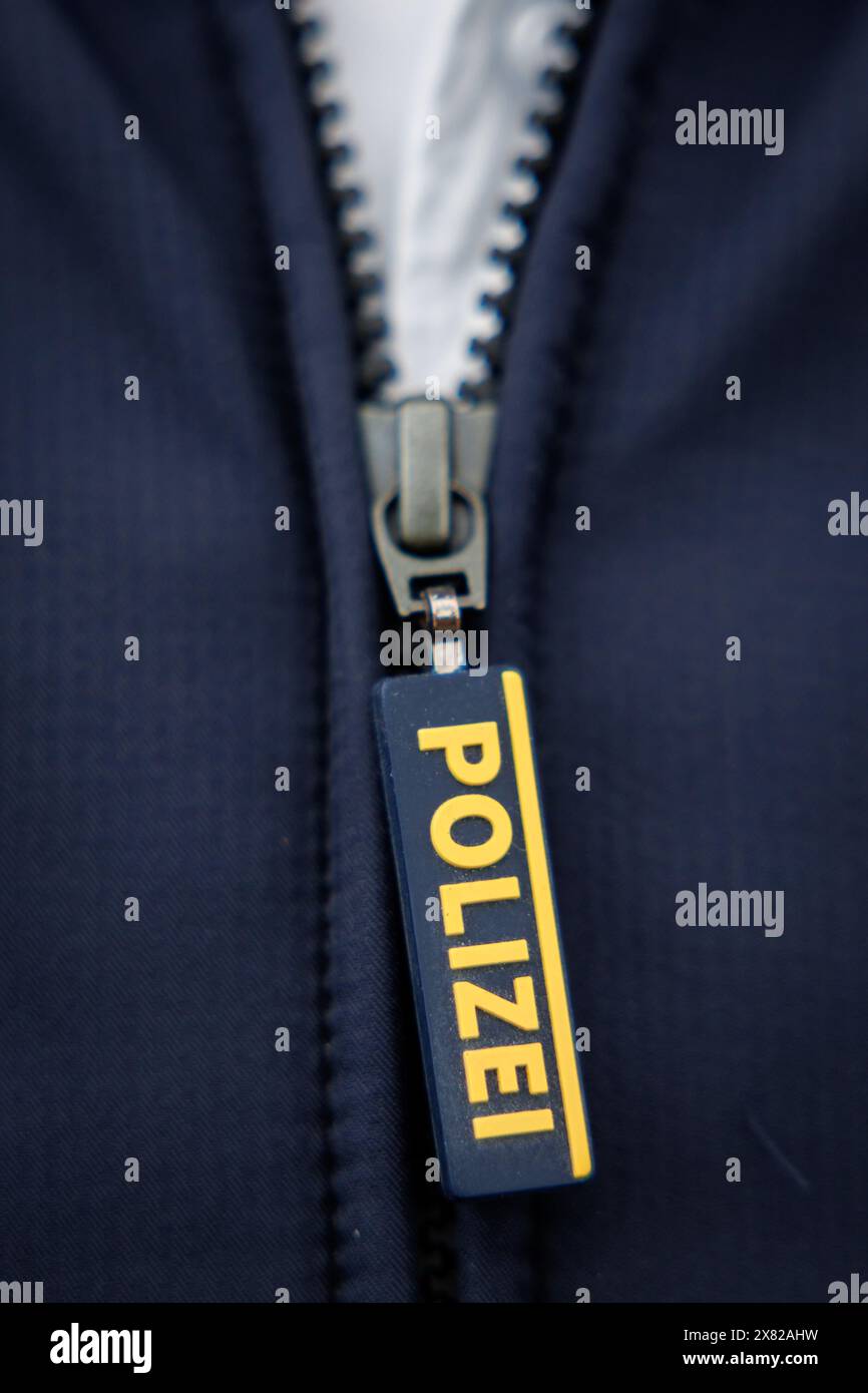 Nuremberg, Allemagne. 22 mai 2024. Le mot « police » est écrit sur la fermeture éclair de la veste d'un policier. Crédit : Daniel Karmann/dpa/Alamy Live News Banque D'Images