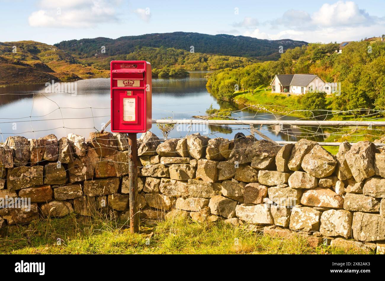 La boîte aux lettres du village à Drumbeg. Une petite colonie sur la côte Assynt sur la route NC 500, avec le pittoresque Loch Drumbeg immédiatement derrière. Écosse Banque D'Images