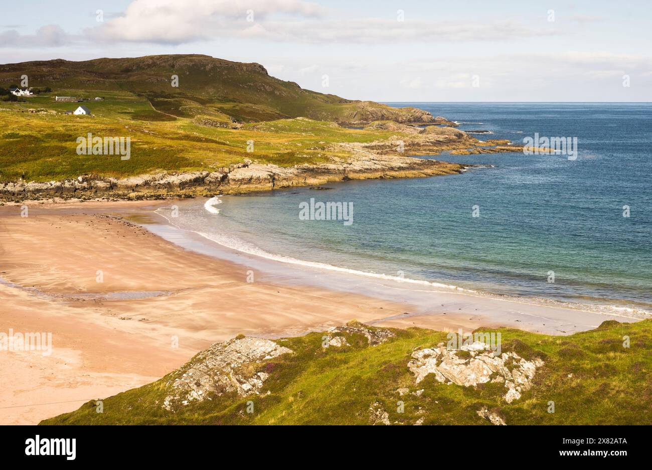 Clashnessie Bay, Stoer, Assynt, Sutherland, Highlands écossais, sur la route North Coast 500, par une journée calme de fin d'été. Banque D'Images