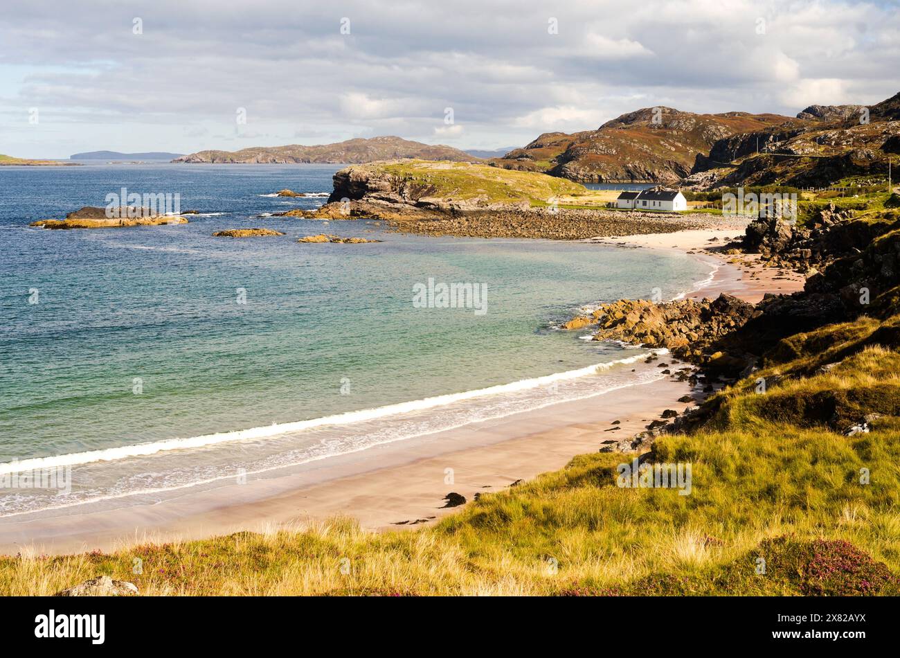 Clashnessie Bay, Stoer, Assynt, Sutherland, Highlands écossais, sur la route North Coast 500, par une journée calme de fin d'été. Banque D'Images