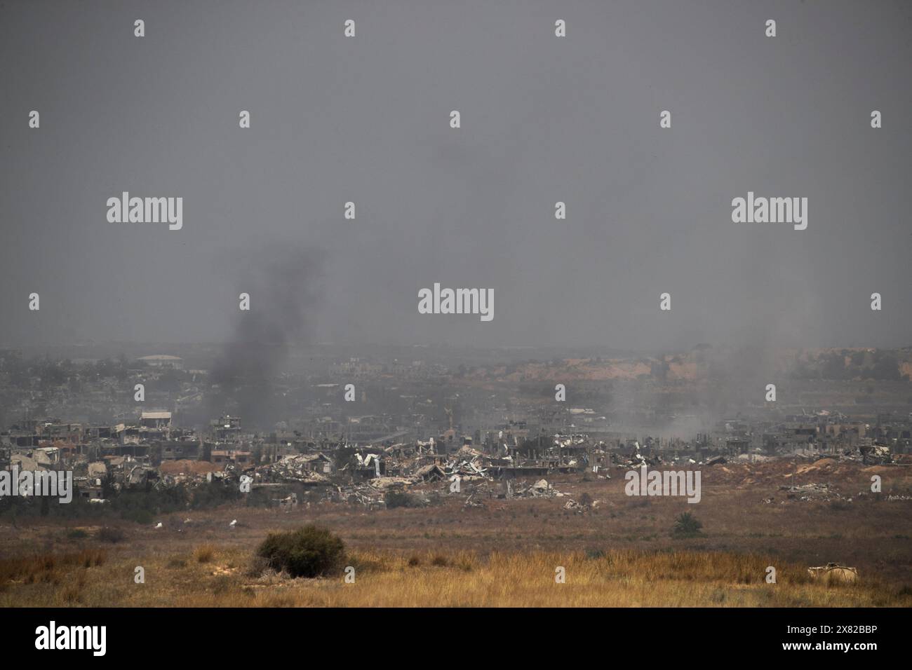 Sud d'Israël, Israël. 22 mai 2024. Les forces israéliennes de Tsahal et le Hamas s’affrontent dans le Nord de la bande de Gaza vu de l’intérieur d’Israël le 22 mai 2024. Le jour où l'Espagne, l'Irlande et la Norvège ont annoncé qu'elles reconnaîtraient un État palestinien la semaine prochaine, Israël rapporte que trois de ses soldats ont été tués dans la lutte contre le Hamas dans le nord de la bande de Gaza. Photo de Jim Hollander/UPI crédit : UPI/Alamy Live News Banque D'Images