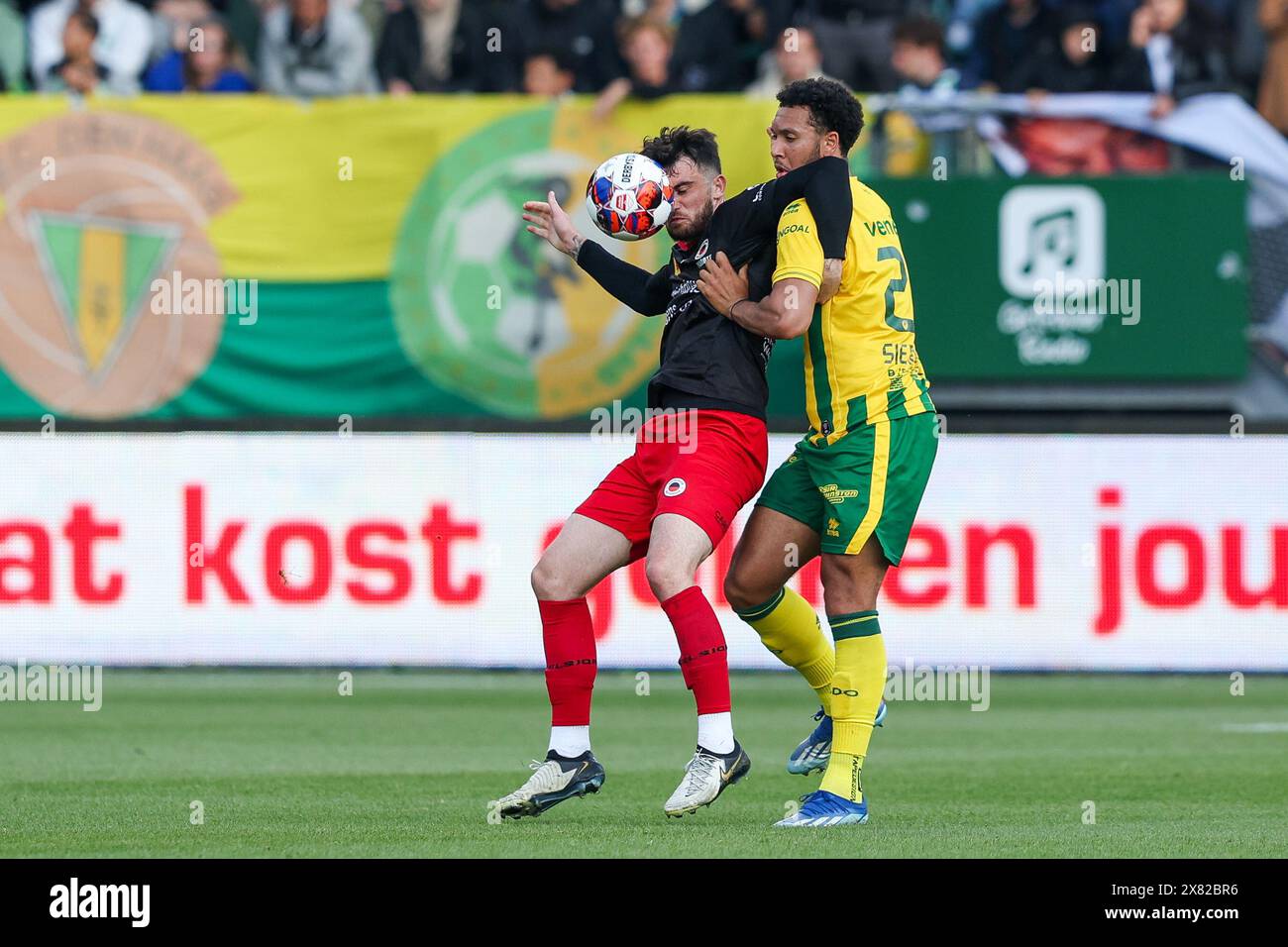 Den Haag, pays-Bas. 22 mai 2024. DEN HAAG, PAYS-BAS - 22 MAI : Troy Parrott de l'Excelsior Rotterdam combat pour le ballon avec Gylermo Siereveld de l'ADO Den Haag lors du match de promotion/relégation hollandais Keuken Kampioen Divisie entre ADO Den Haag et l'Excelsior Rotterdam au stade Bingoal le 22 mai 2024 à Den Haag, pays-Bas. (Photo de Hans van der Valk/Orange Pictures) crédit : Orange pics BV/Alamy Live News Banque D'Images