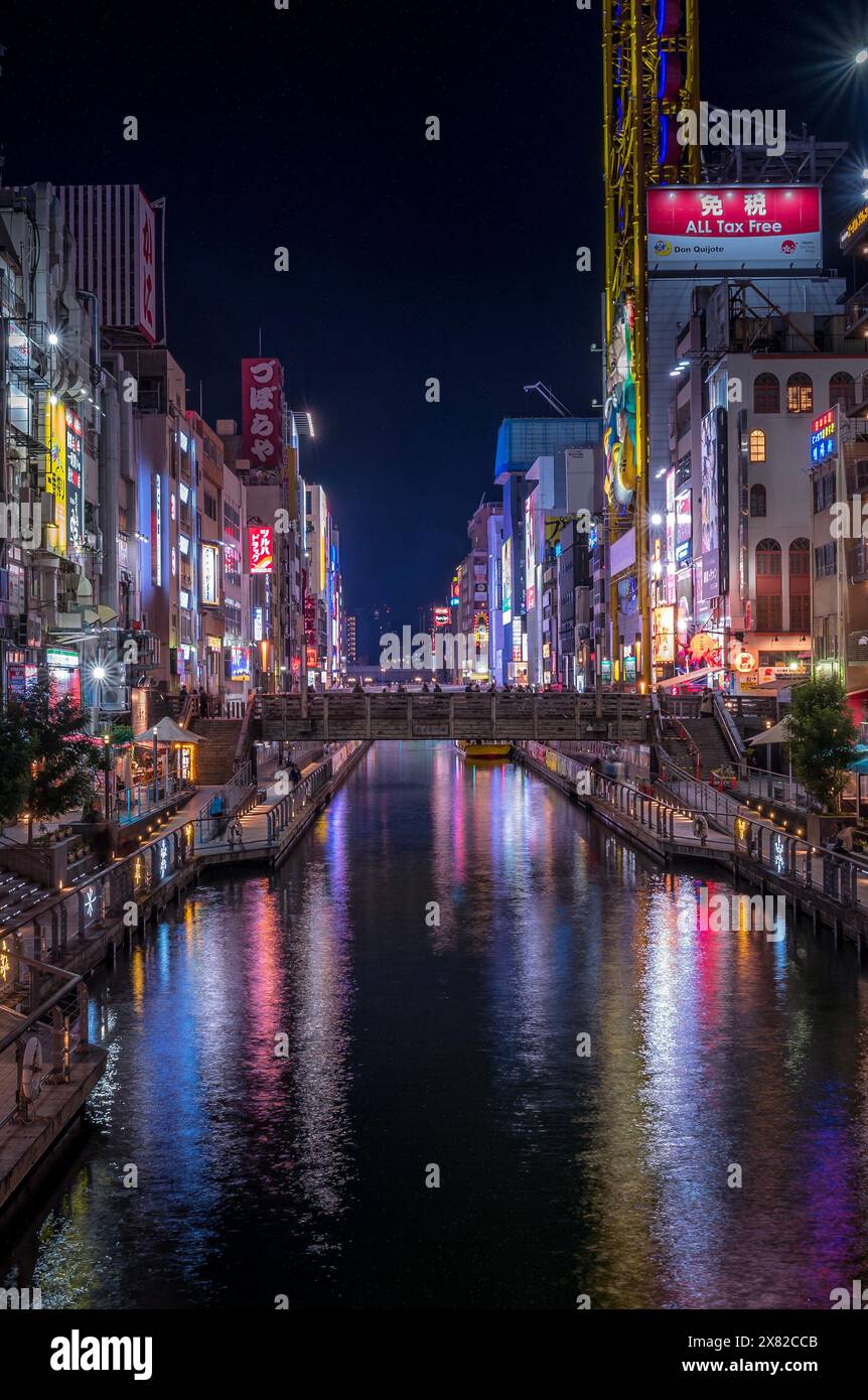La rivière Dotonbori illuminée la nuit au cœur du quartier des divertissements d'Osaka, au Japon. Banque D'Images
