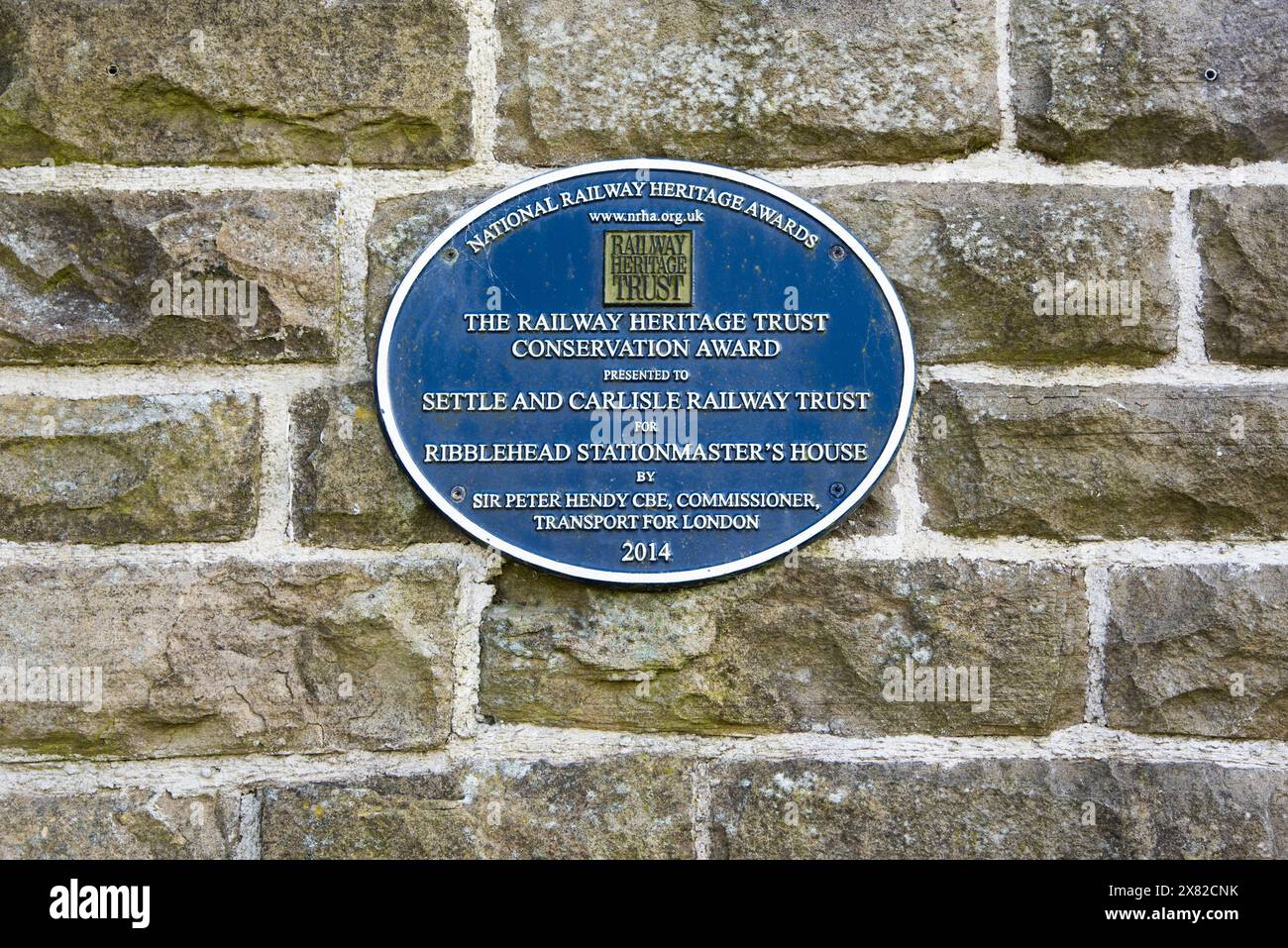 Plaque commémorant la restauration de la Station Masters House, Ribblehead Station, s'installer à Carlise Line, Angleterre, Royaume-Uni Banque D'Images