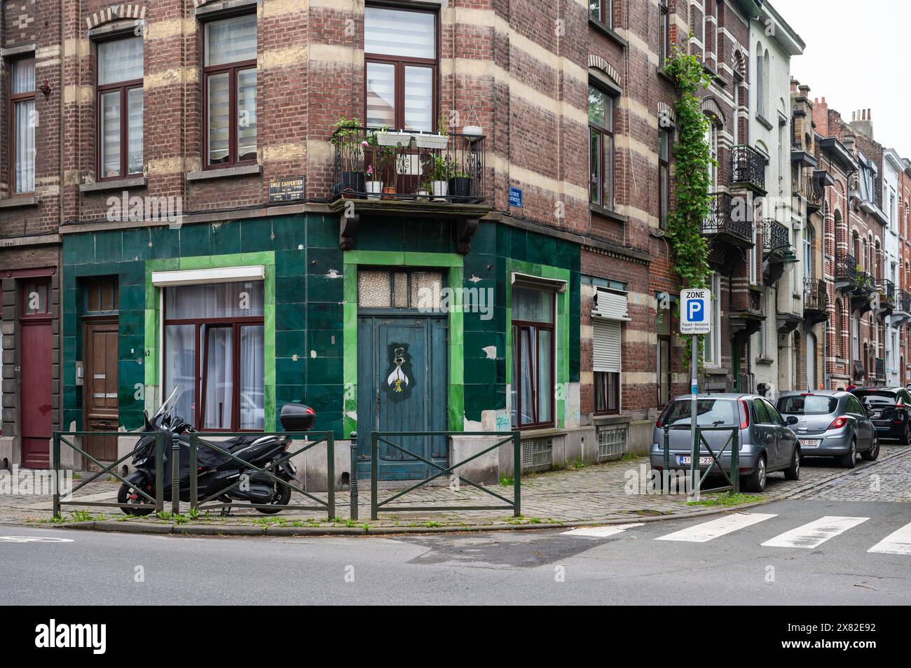 Anderlecht, région de Bruxelles Captial, Belgique - 18 mai 2024 - Maison d'angle colorée sur l'avenue Emile Carpentier Banque D'Images