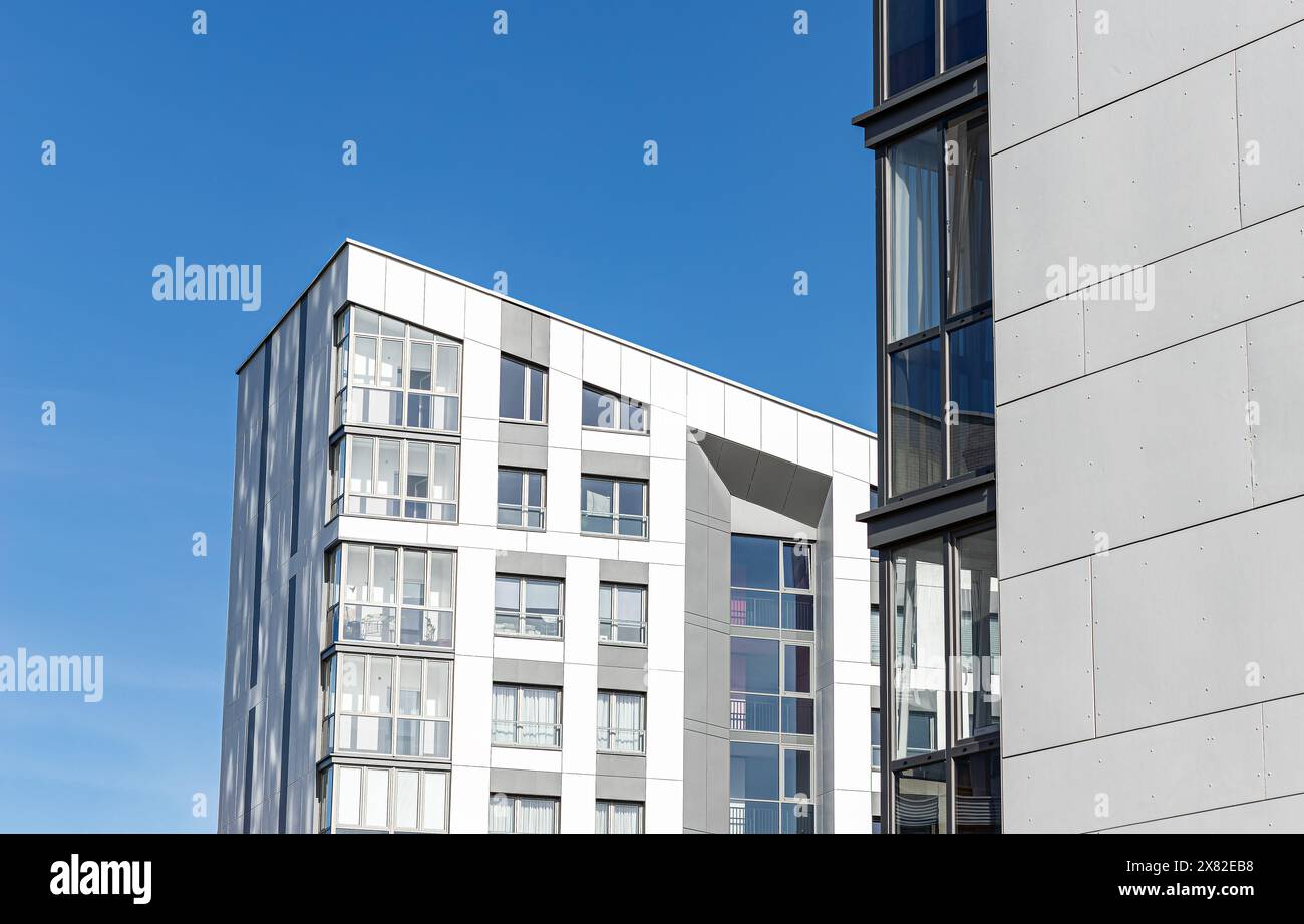 Luxueux complexe d'appartements neufs, immeuble résidentiel moderne avec toit triangulaire. Investir dans l'immobilier urbain, condominiums avec balcons. Contempo Banque D'Images