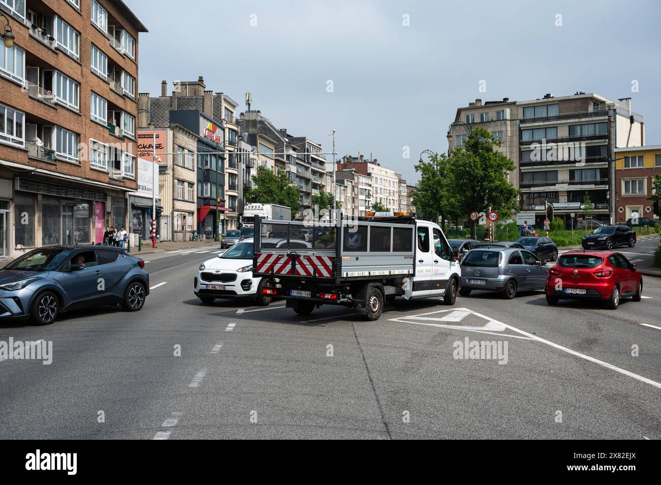 Ganshoren, région de Bruxelles-capitale, Belgique, 18 mai 2024 - embouteillage au boulevard Charles Quint, une avenue et une intersection animées Banque D'Images