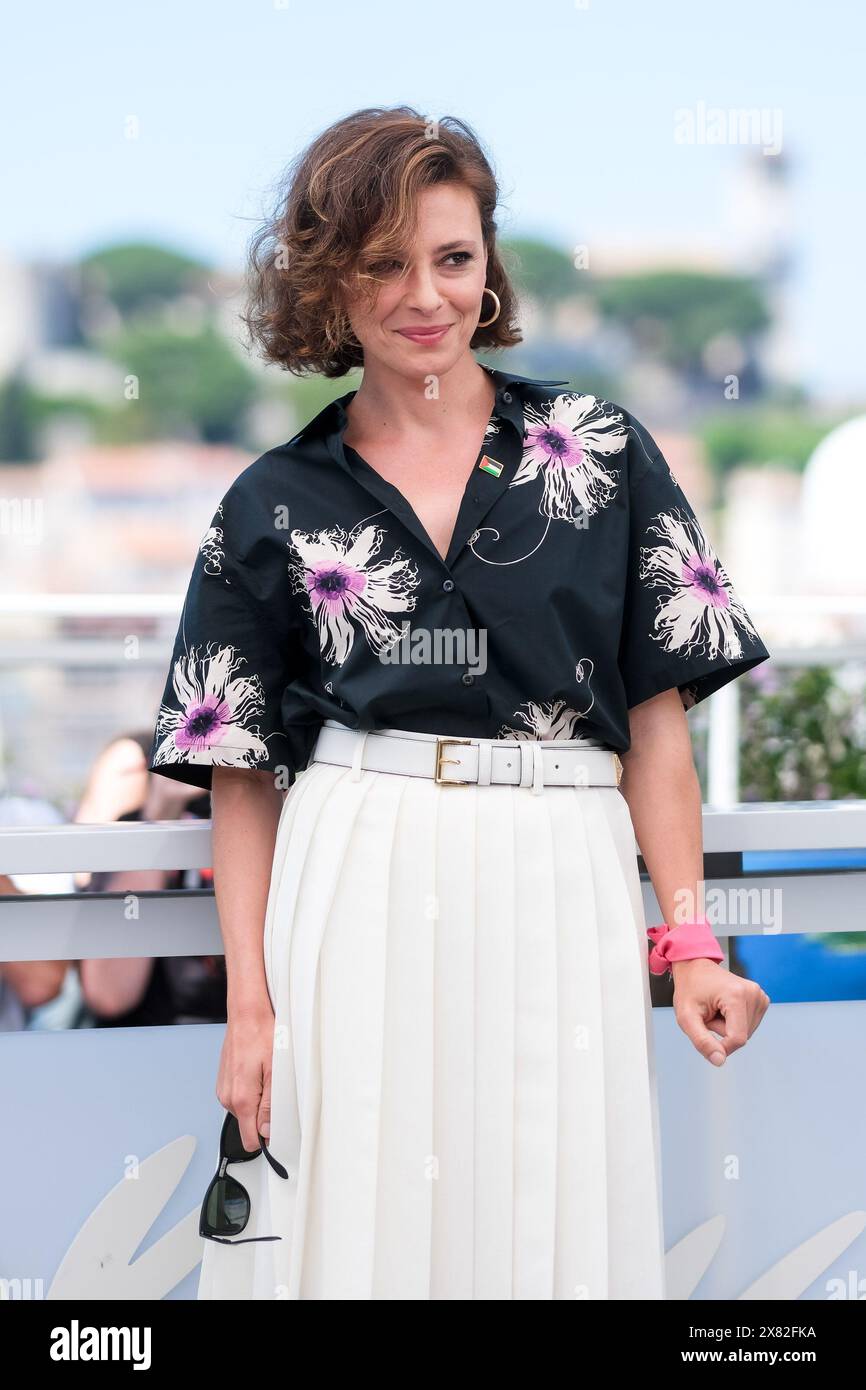 Cannes, France. 22 mai 2024. Jasmine Trinca pose au Photocall pour rendez-vous avec Valeria Golino et The Art of Joy lors du 77ème Festival de Cannes. Détail de mode - Chaussures. Photo de Julie Edwards./Alamy Live News Banque D'Images