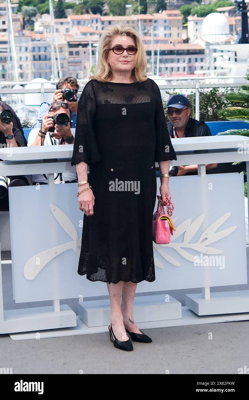 Cannes, France. 22 mai 2024. Catherine Deneuve pose au Photocall pour Marcello Mio lors du 77ème Festival de Cannes. Photo de Julie Edwards./Alamy Live News Banque D'Images