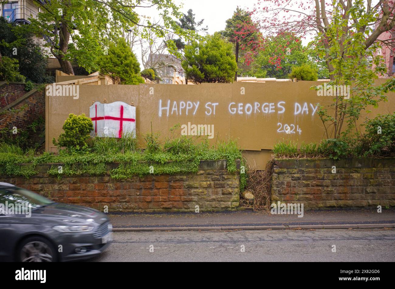 Joyeuse St Georg's Day peinte sur une palissade de bâtiment à Scarborough Banque D'Images