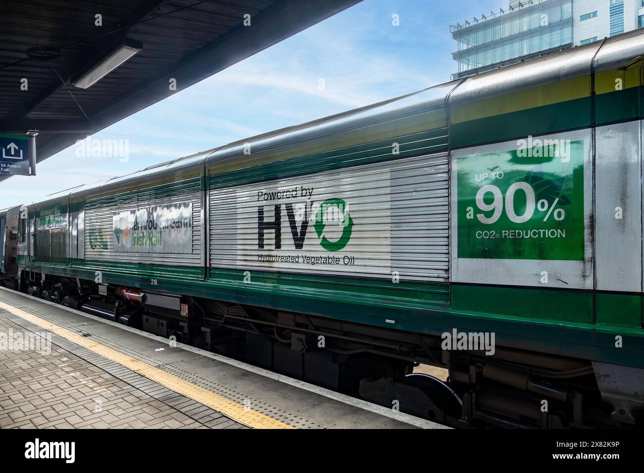 Un train ferroviaire d'Iriish alimenté par de l'huile végétale hydratée , avec une réduction de 90% de CO2 . Banque D'Images Un train ferroviaire d'Iriish alimenté par de l'huile végétale hydratée , avec une réduction de 90% de CO2 . Banque D'Images