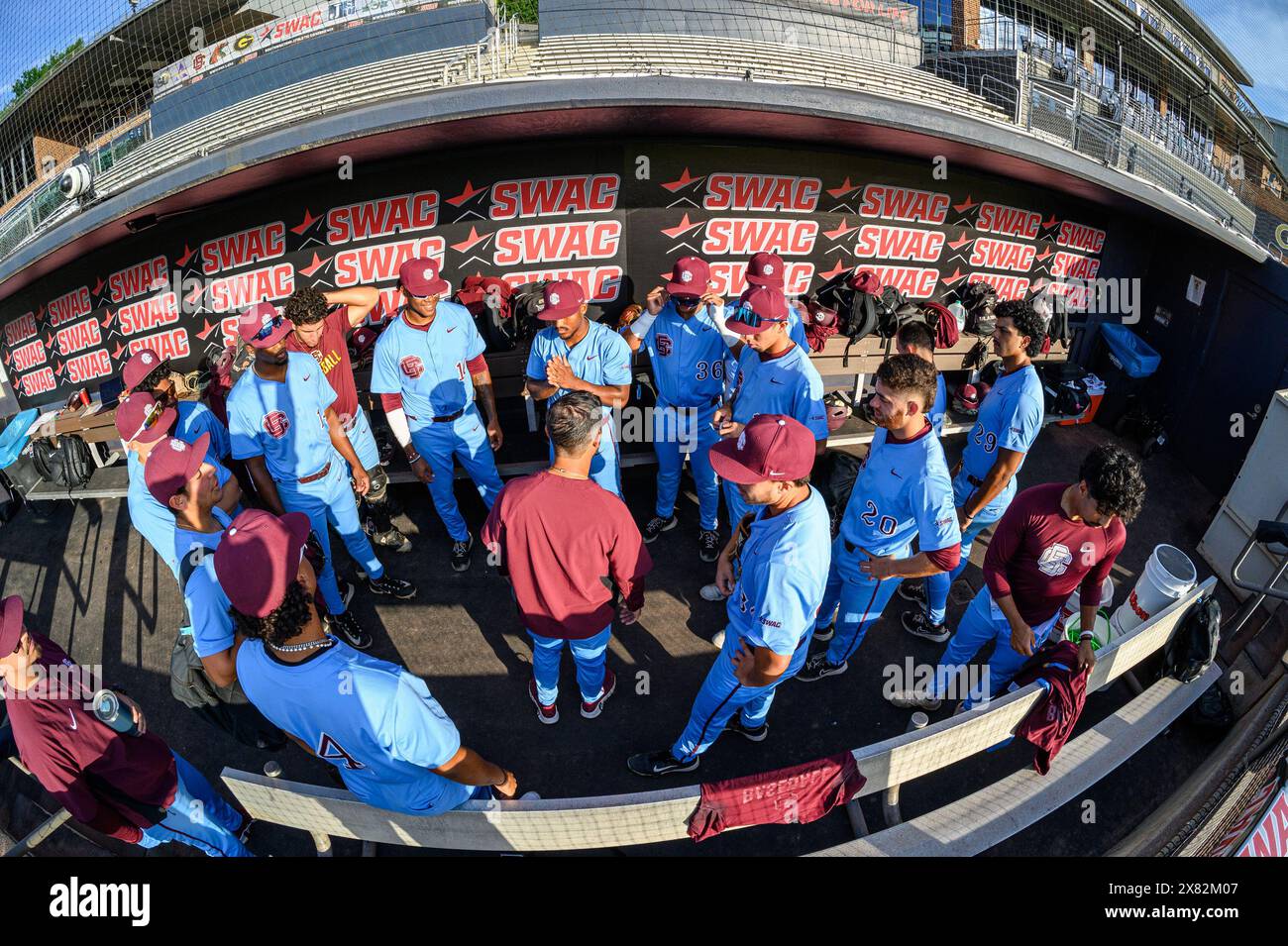 22 mai 2024 : L'entraîneur adjoint/Hitting/Infielders de Bethune Cookman, Derek Cartaya, a les derniers mots avant le match 1 des Championnats SWAC entre Prairie View A&M Panthers et Bethune Cookman Wildcats. Bethune Cookman bat Prairie View 16-1 en 7 manches au Russ Chandler Stadium à Atlanta, GA, FL Romeo T Guzman/Cal Sport Media Banque D'Images