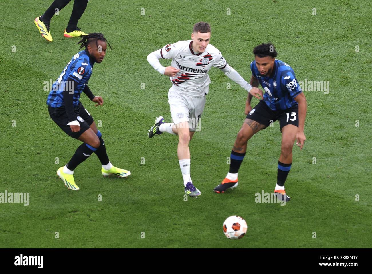 Florian Wirtz de Bayer Leverkusen (au centre) se bat pour le ballon avec Jose Ederson Silva d'Atalanta (à gauche) et Ademola Lookman lors de la finale de l'UEFA Europa League à l'Aviva Stadium de Dublin. Date de la photo : mercredi 22 mai 2024. Banque D'Images