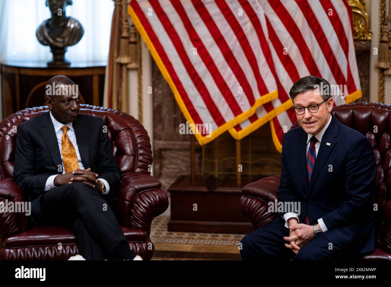Washington, États-Unis. 22 mai 2024. Le président de la Chambre Mike Johnson, R-LA, salue le président du Kenya William Ruto lors d'une réunion au Capitole des États-Unis à Washington, DC le mercredi 22 mai 2024. La visite de Ruth à Washington marque la première fois qu'un dirigeant africain est honoré d'une visite d'État depuis 2008. Photo de Bonnie Cash/UPI crédit : UPI/Alamy Live News Banque D'Images