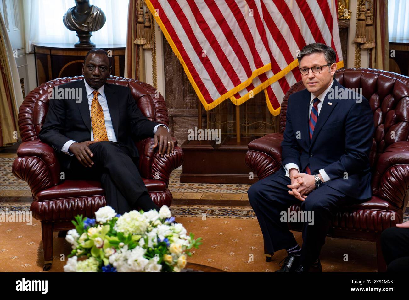 Washington, États-Unis. 22 mai 2024. Le président de la Chambre Mike Johnson, R-LA, salue le président du Kenya William Ruto lors d'une réunion au Capitole des États-Unis à Washington, DC le mercredi 22 mai 2024. La visite de Ruth à Washington marque la première fois qu'un dirigeant africain est honoré d'une visite d'État depuis 2008. Photo de Bonnie Cash/UPI crédit : UPI/Alamy Live News Banque D'Images