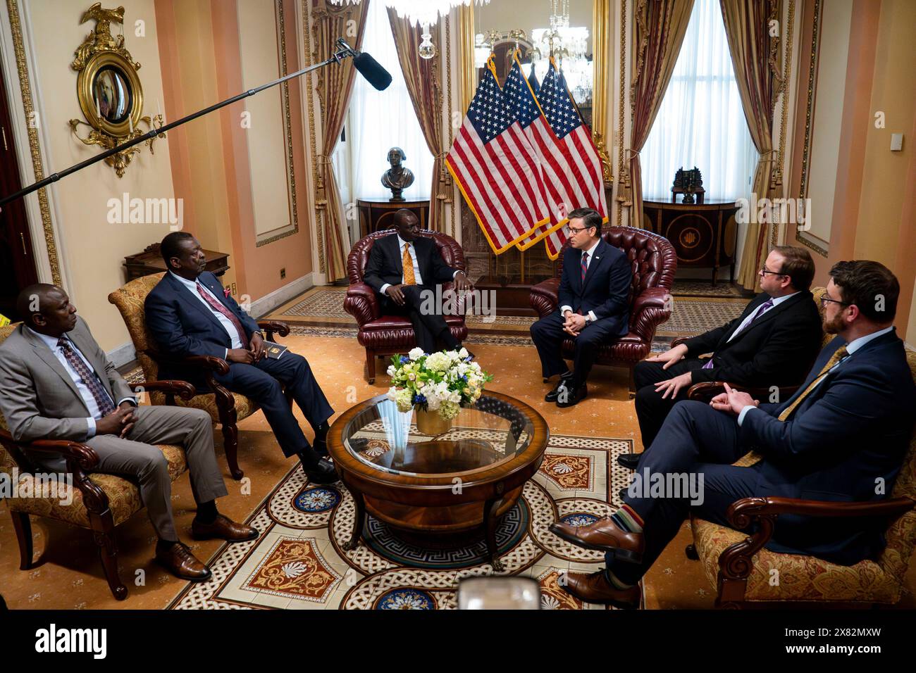 Washington, États-Unis. 22 mai 2024. Le président de la Chambre Mike Johnson, R-LA, salue le président du Kenya William Ruto lors d'une réunion au Capitole des États-Unis à Washington, DC le mercredi 22 mai 2024. La visite de Ruth à Washington marque la première fois qu'un dirigeant africain est honoré d'une visite d'État depuis 2008. Photo de Bonnie Cash/UPI crédit : UPI/Alamy Live News Banque D'Images