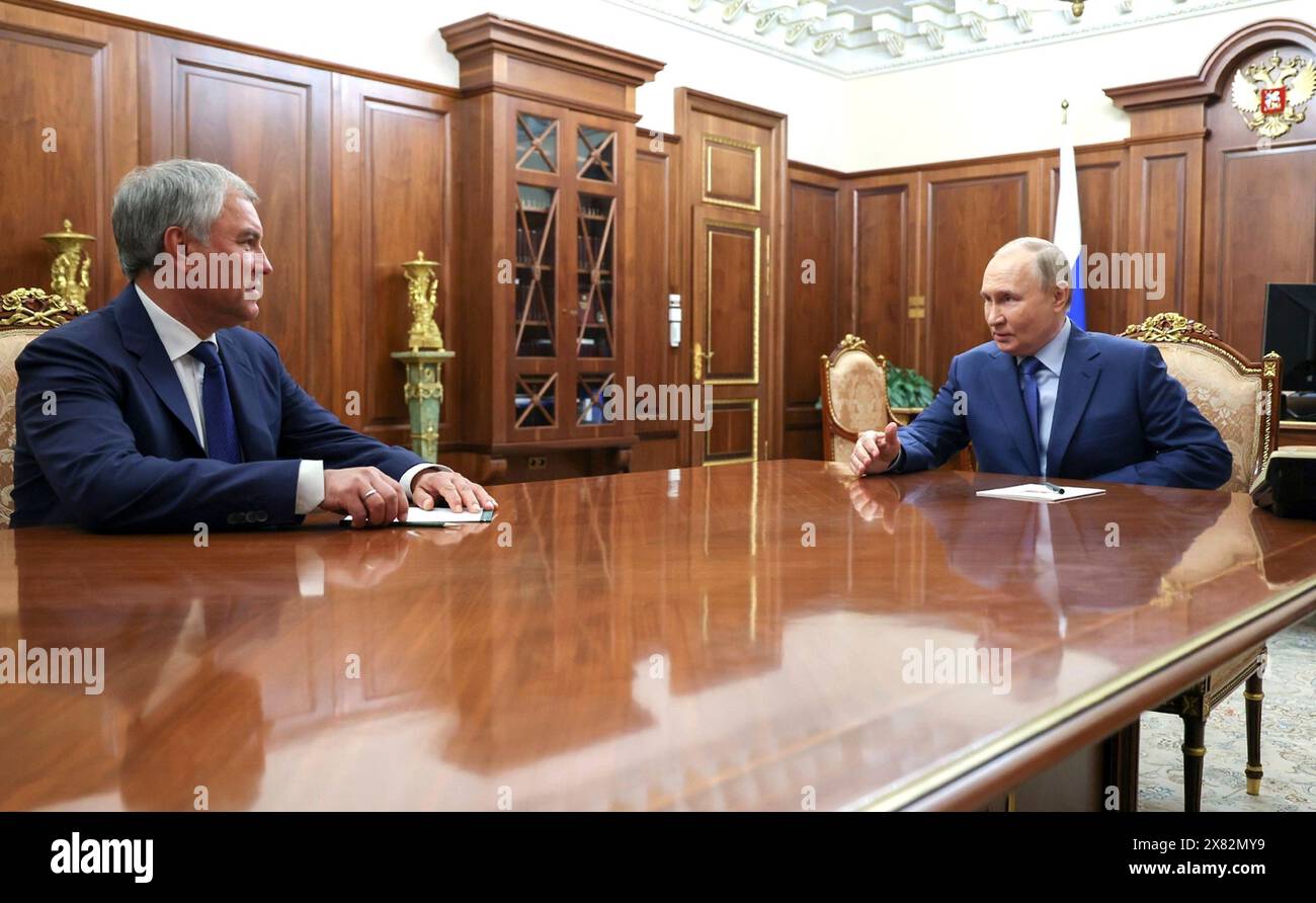 Moscou, Russie. 21 mai 2024. Le président russe Vladimir Poutine, à droite, commente au président de la Douma d'Etat Vyacheslav Volodin, à gauche, lors d'une rencontre face à face au Kremlin, le 21 mai 2024, à Moscou, en Russie. Crédit : Alexander Kazakov/Kremlin Pool/Alamy Live News Banque D'Images