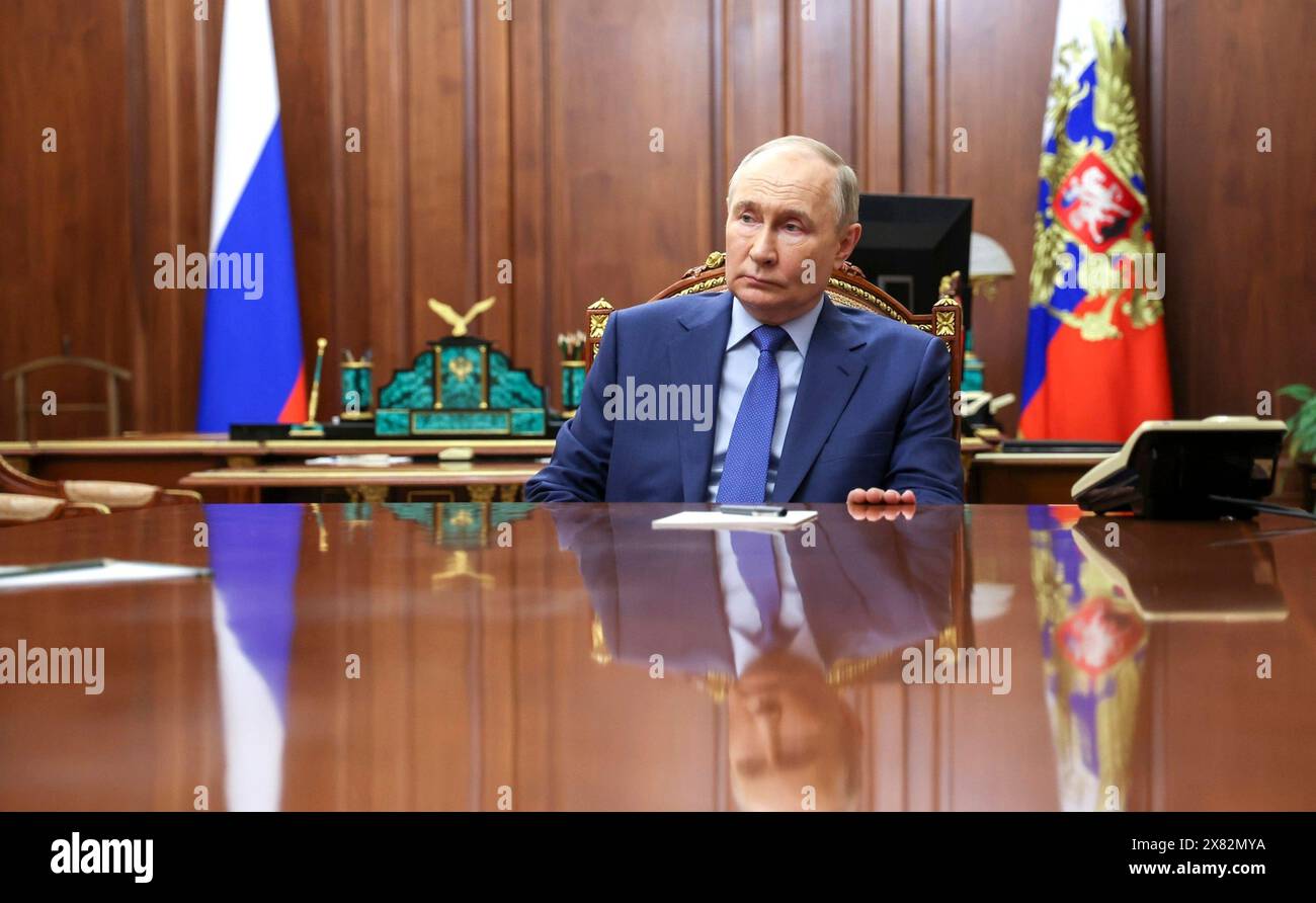 Moscou, Russie. 21 mai 2024. Le président russe Vladimir Poutine écoute le président de la Douma d’Etat Vyacheslav Volodin lors d’une rencontre face à face au Kremlin, le 21 mai 2024, à Moscou, en Russie. Crédit : Alexander Kazakov/Kremlin Pool/Alamy Live News Banque D'Images
