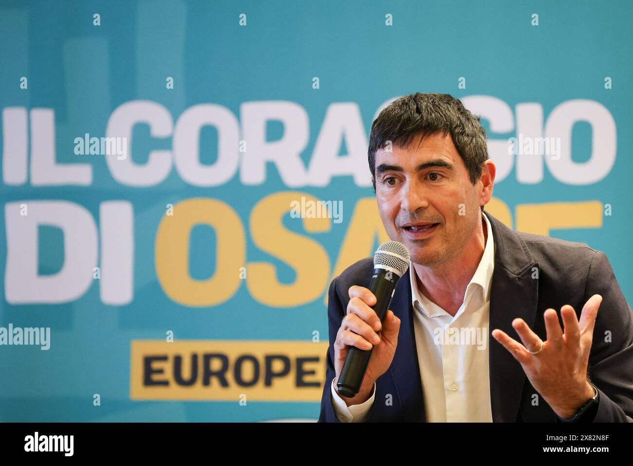 Naples, Italie, 22 mai 2024. Nicola Fratoianni, leader du parti italien de gauche, lors d'une réunion politique de l'Alleanza Verdi Sinistra, à Naples, pour les élections européennes de 2024. Crédit : Marco Cantile/Alamy Live News Banque D'Images