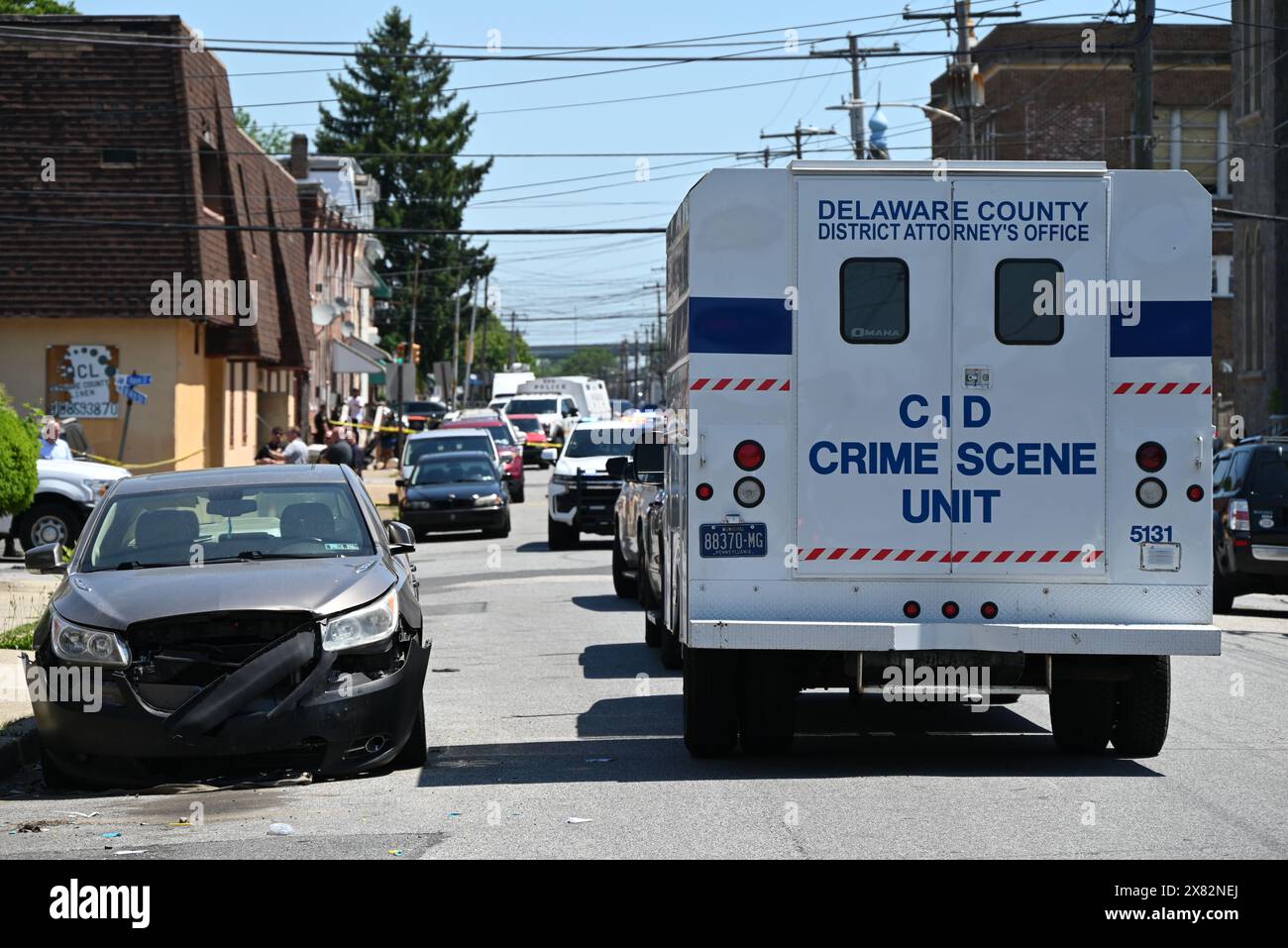 Chester, États-Unis. 22 mai 2024. Unité de scène de crime sur la scène où 2 personnes sont mortes et 3 personnes sont blessées dans une fusillade sur le lieu de travail à Delaware County Linen sur le bloc 2600 de W. 4th Street à Chester. Le suspect impliqué dans la fusillade de masse a été capturé par la police. (Photo de Kyle Mazza/SOPA images/SIPA USA) crédit : SIPA USA/Alamy Live News Banque D'Images