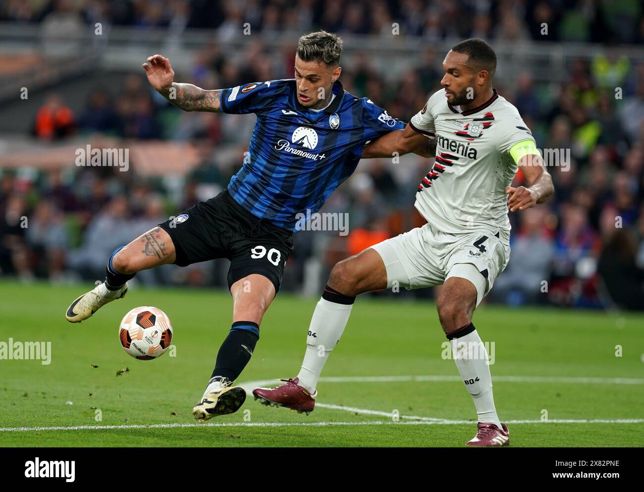 Gianluca Scamacca d'Atalanta (à gauche) et Jonathan Tah de Bayer Leverkusen s'affrontent pour le ballon lors de la finale de l'UEFA Europa League à l'Aviva Stadium de Dublin. Date de la photo : mercredi 22 mai 2024. Banque D'Images