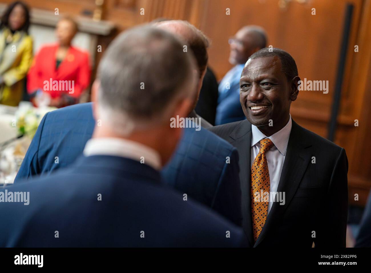 Washington, États-Unis. 22 mai 2024. Le président du Kenya, William Ruto, salue un groupe bipartite de représentants lors d’une réunion au Capitole des États-Unis à Washington, DC, le mercredi 22 mai 2024. La visite de Ruth à Washington marque la première fois qu'un dirigeant africain est honoré d'une visite d'État depuis 2008. Photo de Bonnie Cash/UPI crédit : UPI/Alamy Live News Banque D'Images