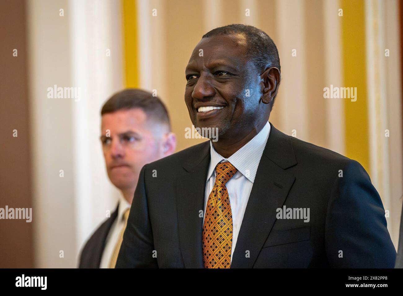 Washington, États-Unis. 22 mai 2024. Le président du Kenya William Ruto traverse le Capitole des États-Unis pour rencontrer un groupe bipartite de sénateurs à Washington, DC le mercredi 22 mai 2024. La visite de Ruth à Washington marque la première fois qu'un dirigeant africain est honoré d'une visite d'État depuis 2008. Photo de Bonnie Cash/UPI crédit : UPI/Alamy Live News Banque D'Images