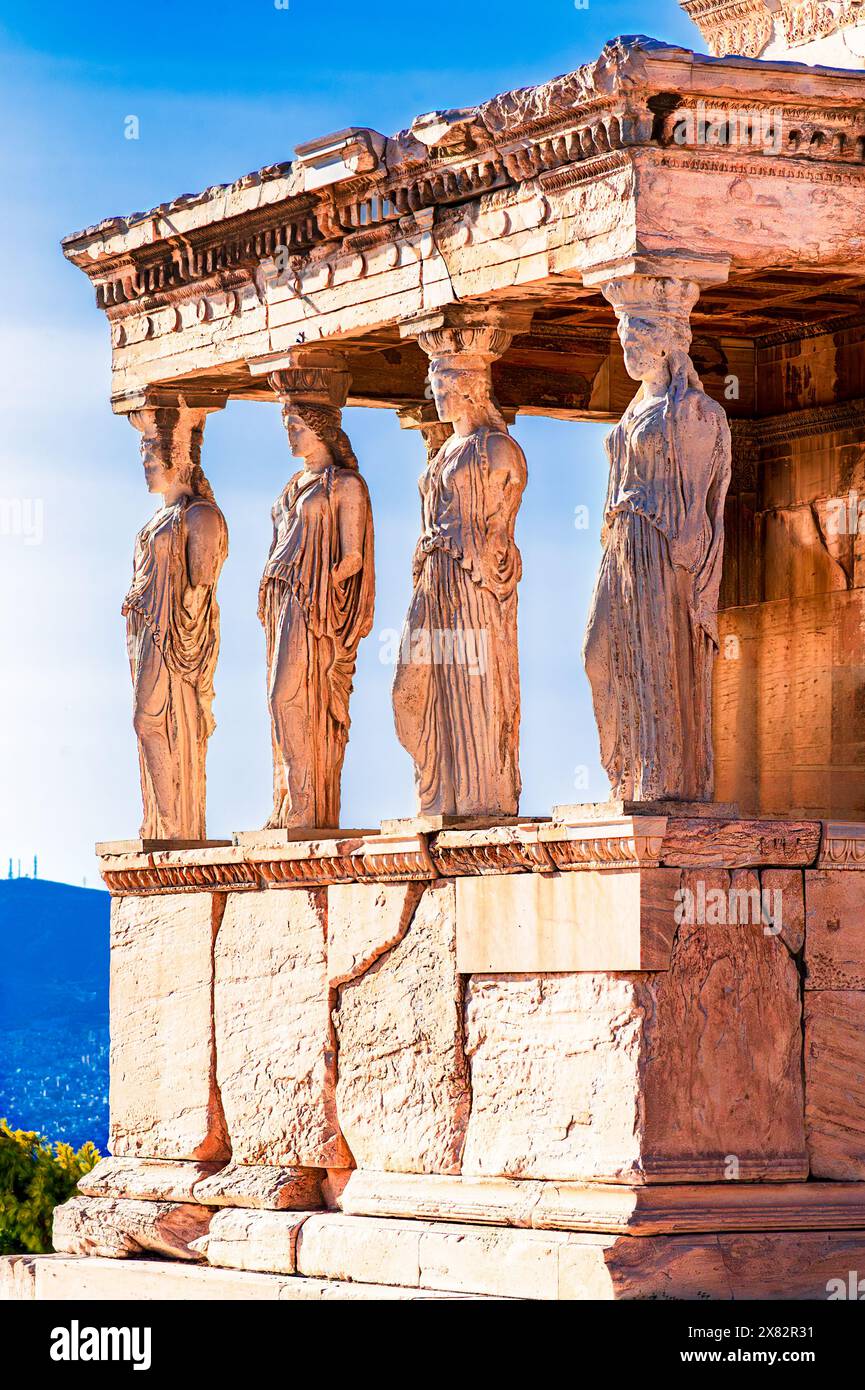 Athènes, Grèce : détail du porche de Caryatid sur l'Acropole. Erechtheion antique ou temple d'Erechtheum, Acropole Hill, destination de voyage en Europe Banque D'Images