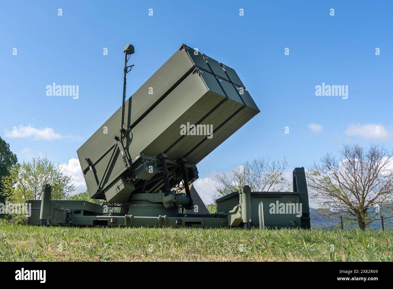 Conteneurs de lancement de systèmes de missiles de défense aérienne NASAMS modernes peints en vert Banque D'Images