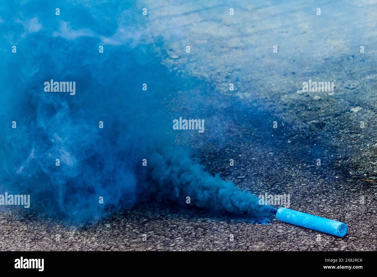 La fumée bleue ardente s'entrecroise avec des feux d'artifice extérieurs dangereux et des indices de pollution Banque D'Images La fumée bleue ardente s'entrecroise avec des feux d'artifice extérieurs dangereux et des indices de pollution Banque D'Images