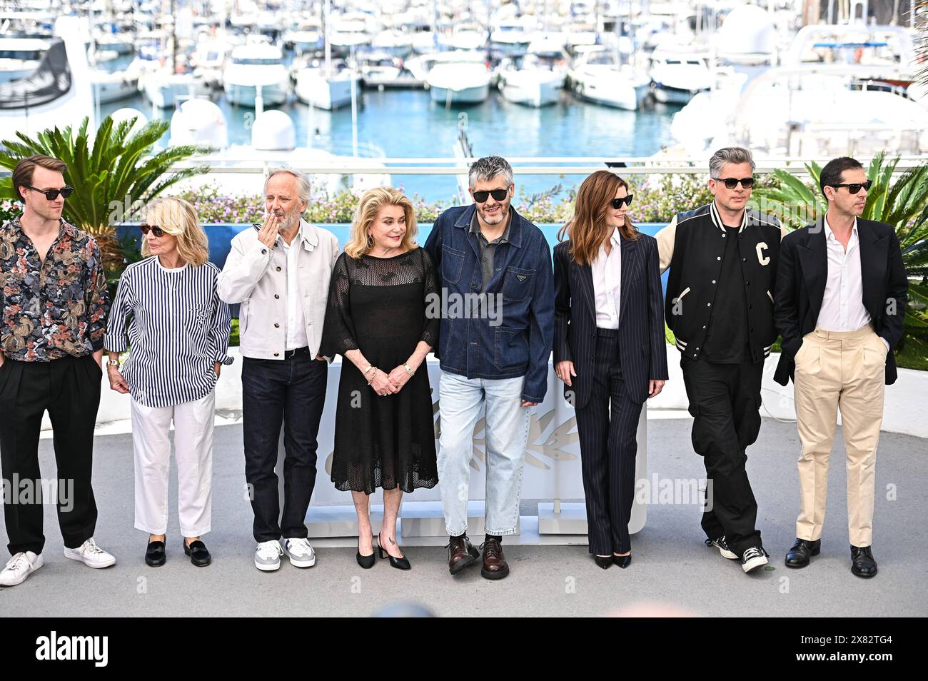 Cannes, France. 22 mai 2024. Hugh Skinner, Nicole Garcia, Fabrice Luchini, Catherine Deneuve, Christophe honore, Chiara Mastroianni, Benjamin Biolay et Melvil Poupaud participent au Photocall ''Marcello Mio'' lors de la 77e édition du Festival de Cannes au Palais des Festivals de Cannes, France, le 22 mai 2024. (Photo de Stefanos Kyriazis/NurPhoto) crédit : NurPhoto SRL/Alamy Live News Banque D'Images