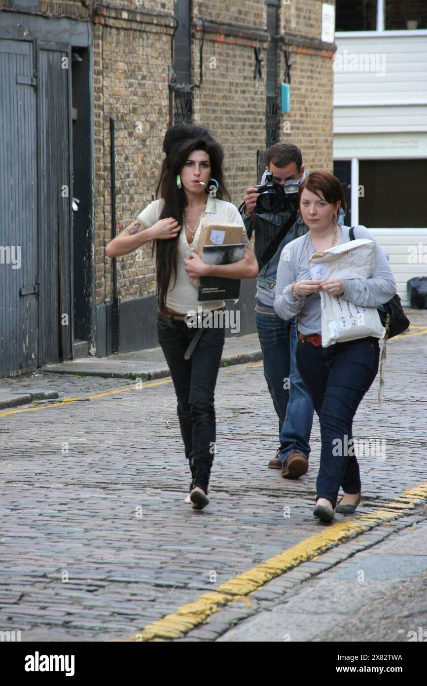 Amy Winehouse suivie de paparazzi. Camden, Londres Royaume-Uni 2007 Banque D'Images