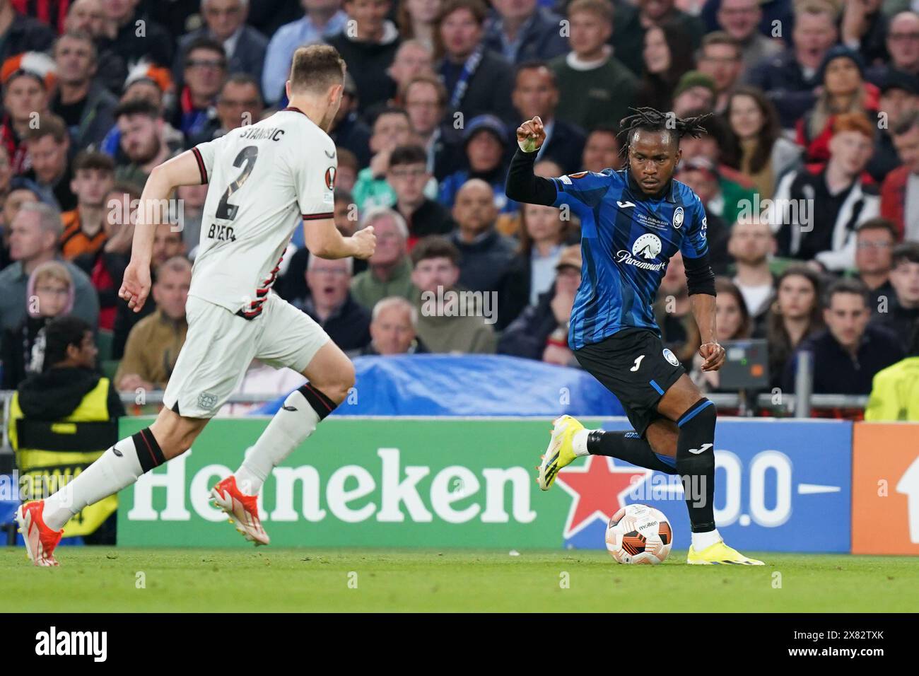Dublin, Royaume-Uni. 22 mai 2024. Ademola Lookman d'Atalanta sous la pression de Josip Stanišić de Bayer Leverkusen pendant l'Atalanta B. C v Bayer 04 Leverkusen finale de l'UEFA Europa League à l'Aviva Stadium, Dublin, Irlande le 22 mai 2024 crédit : Every second Media/Alamy Live News Banque D'Images
