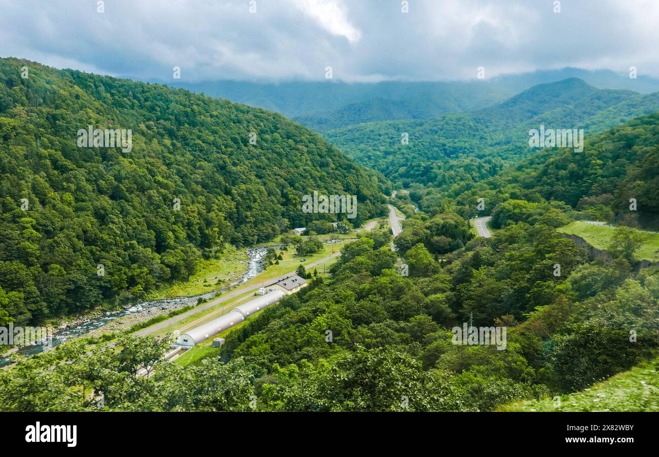 Une vue d'oiseau le long de la route 93, regardant vers l'est sur la vallée ouverte de la rivière inférieure Iwaobetsu sur la péninsule de Shiretoko, Hokkaido, Japon. Banque D'Images