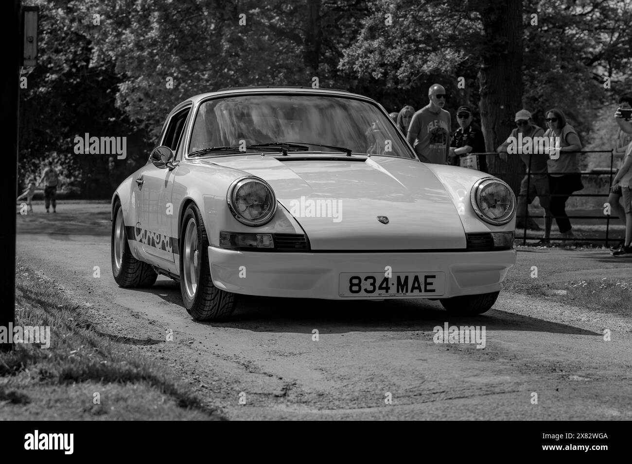 Porsche 911 entrant dans un salon automobile Banque D'Images