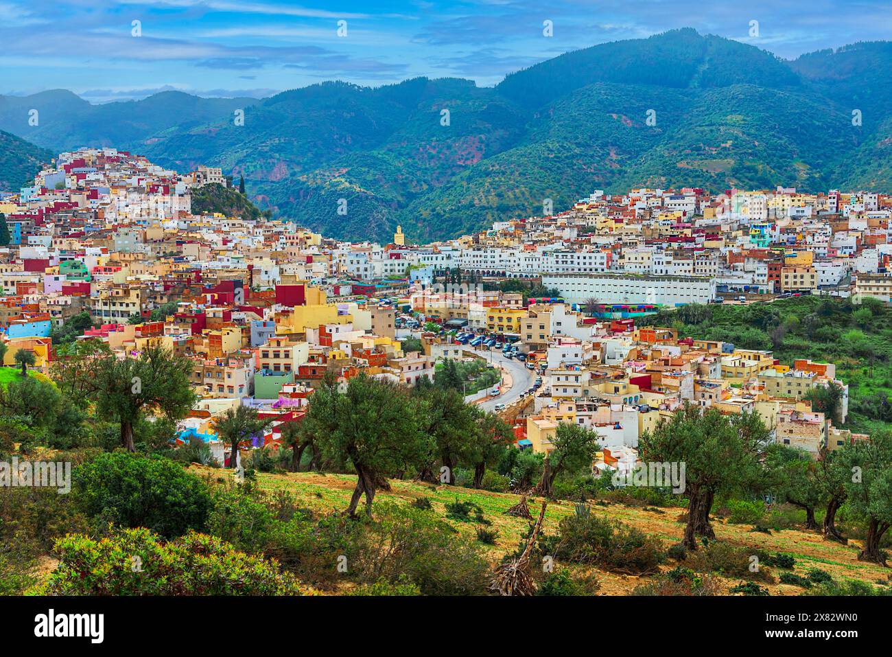 Moulay-Idriss, Maroc : vue panoramique sur la ville sacrée et colorée de Moulay Idriss. Afrique du Nord Banque D'Images