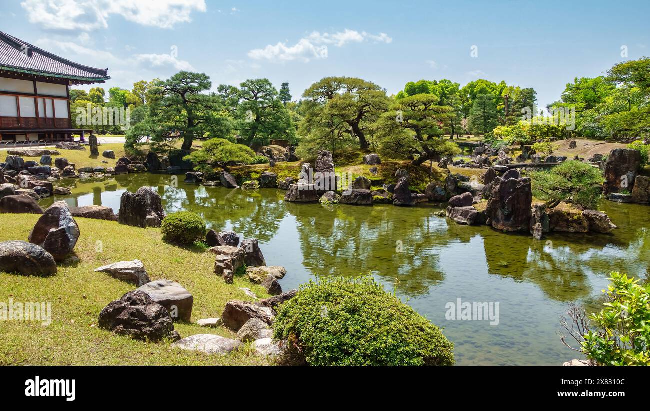 Vue panoramique d'un jardin japonais typique dans une image qui transmet la sérénité et la paix, Kyoto, Japon. Banque D'Images