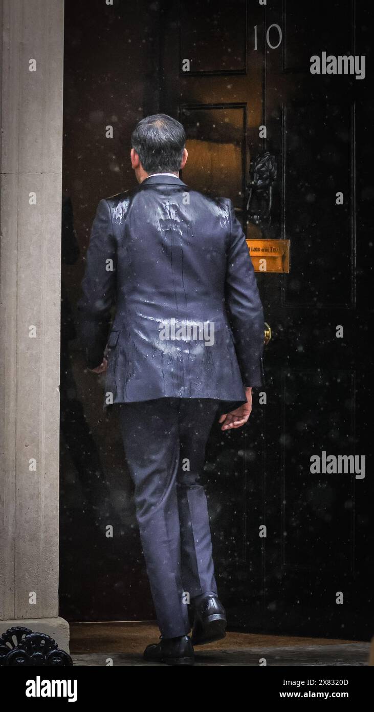 Londres, Royaume-Uni. 22 mai 2024. Rishi Sunak, premier ministre du Royaume-Uni, fait l'annonce de l'élection avec un discours d'un pupitre devant 10 Downing Street devant 10 Downing Street à Westminster, Londres. La date des prochaines élections générales est fixée au 4 juillet 2024. Crédit : Imageplotter/Alamy Live News Banque D'Images