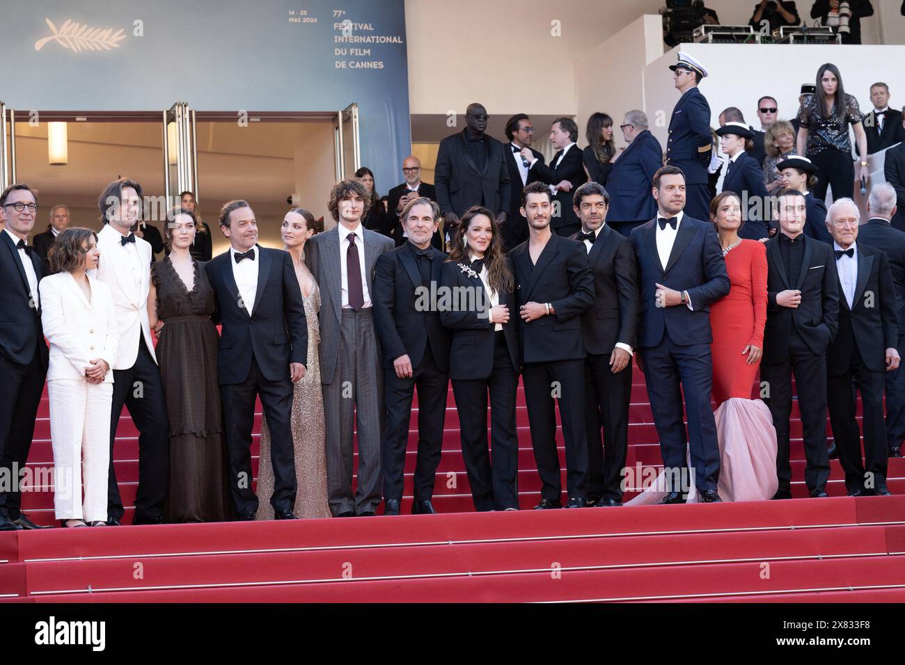 Cannes, France. 22 mai 2024. Cannes, France. 22 mai 2024. Alexandre de la Patellière, Marie Narbonne, Dimitri Rassam, Anamaria Vartolmei, Patrick mille, Adèle Simphal, Vassili Schneider, Matthieu Delaporte, Anaïs Demoustier, Pierre Niney, Pierfrancesco Favino, Laurent Lafitte, Julie de Bona, Julien de Saint-Jean et Jérôme Seydoux assistent au tapis rouge 'le Comte de Monte-Cristo' lors de la 77e édition du Festival de Cannes au Palais des Festivals le 22 mai 2024 à Cannes, France. Photo de David Niviere/ABACAPRESS. COM Credit : Abaca Press/Alamy Live News Banque D'Images