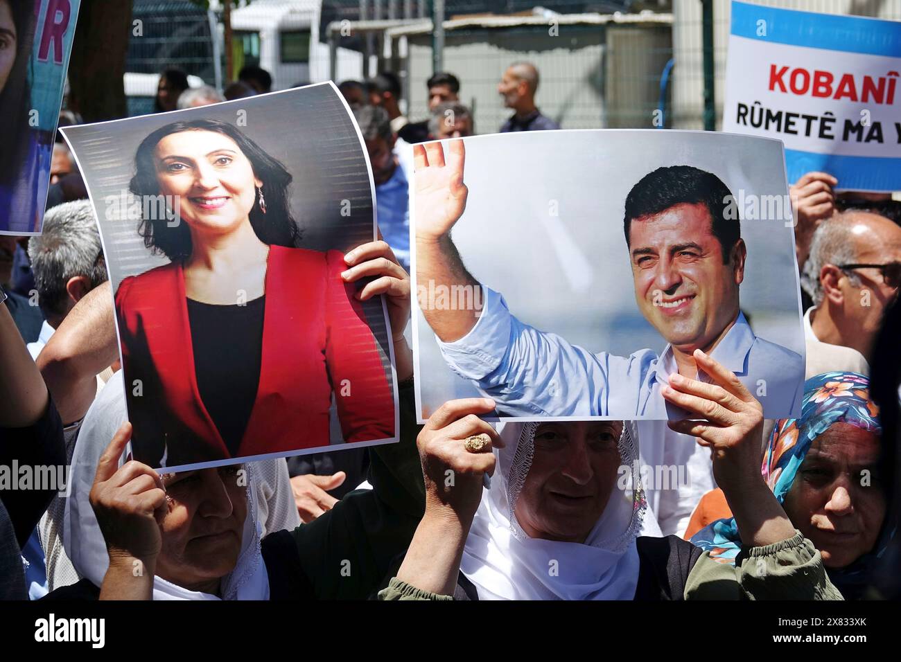 Des manifestants portent des affiches de Selahattin Demirtas, condamné à 42 ans de prison, et de Figen Yuksekdag, condamné à 30 ans de prison pendant la manifestation. Les longues peines de prison infligées à certains politiciens kurdes en Turquie ont été protestées par une marche et un communiqué de presse organisés par le Parti de l'égalité du peuple et de la démocratie (Parti DEM), le Parti des régions démocratiques (DBP) et l'organisation mouvement des femmes libres (TJA-Tevgera Jinên Azad) à Diyarbakir. De nombreux policiers ont été vus pendant la manifestation, mais malgré l'obstacle des policiers, des manifestants Banque D'Images