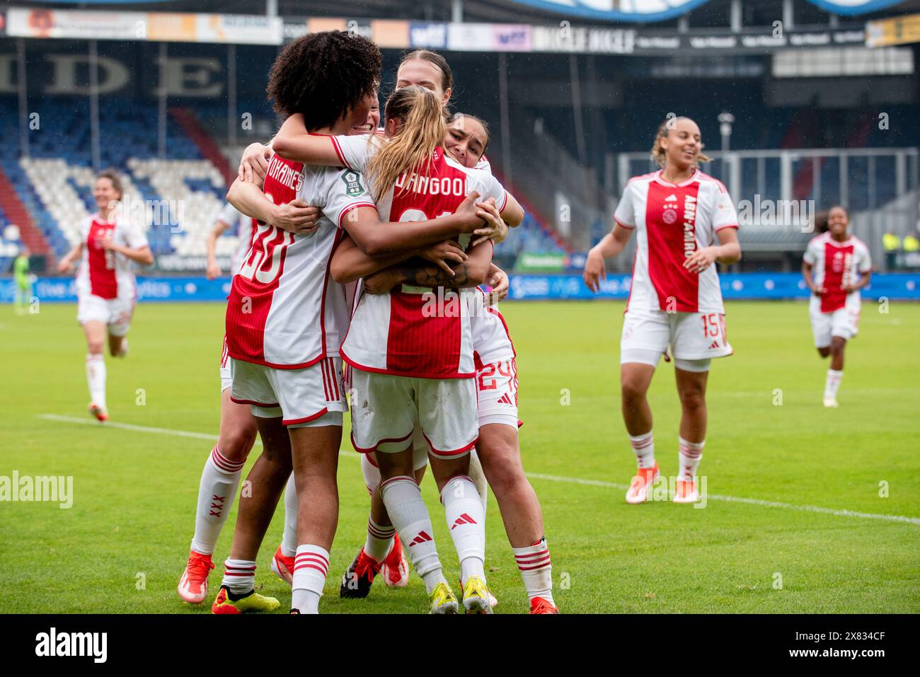 Timburg, pays-Bas. 20 mai 2024. Les joueuses de l'Ajax célèbrent leur troisième but, butrice : Rosa van Gool (21 ans) de l'Ajax Vrouwen photographiée lors d'un match de football féminin entre l'Ajax et Fortuna Sittard lors de la finale de la coupe féminine KNVB, le 20 mai 2024 à Timburg, aux pays-Bas . PHOTO Adelina Cobos crédit : Sportpix/Alamy Live News Banque D'Images