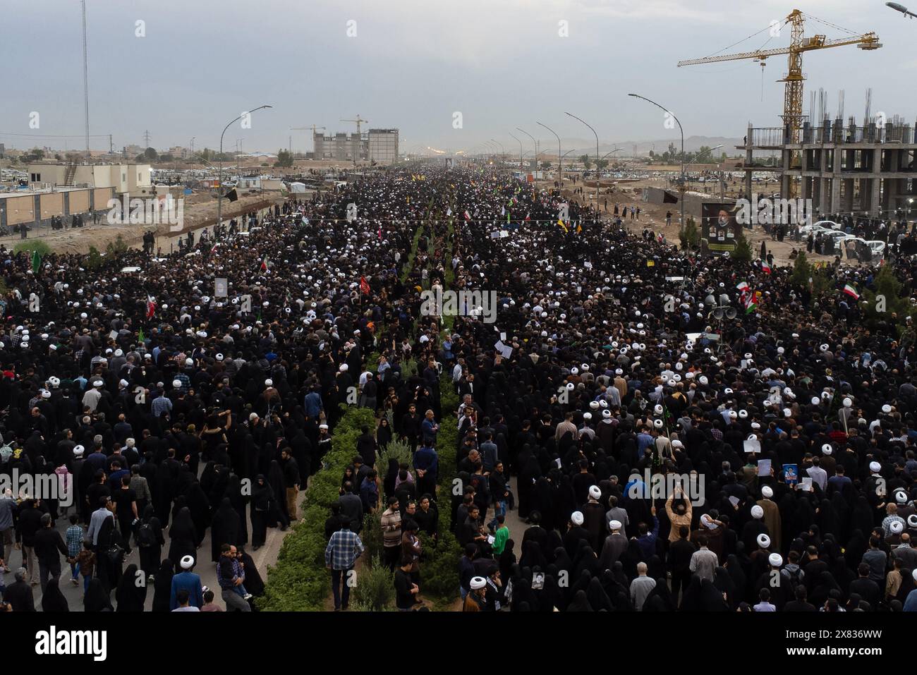 Téhéran, Iran. 22 mai 2024. Les personnes en deuil assistent aux funérailles du président iranien Ebrahim Raisi, à Téhéran, le mercredi 22 mai 2024. Une foule énorme d'Iraniens a déferlé dans les rues de la capitale Téhéran en Iran, pour le cortège funèbre du président Ebrahim Raisi et de son entourage, morts dans un accident d'hélicoptère. Photo par Bureau de la présidence iranienne / crédit : UPI/Alamy Live News Banque D'Images