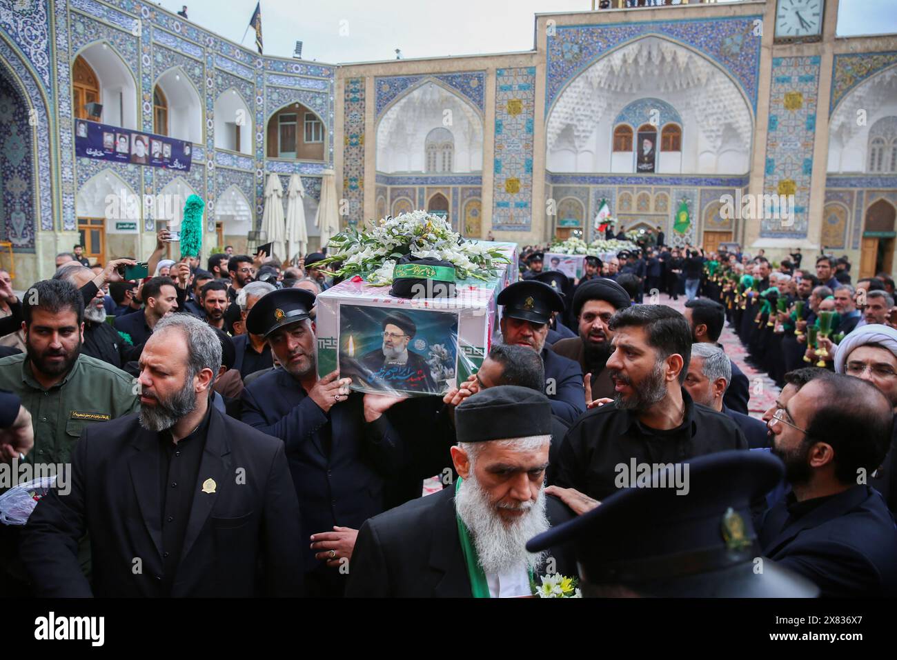 Téhéran, Iran. 22 mai 2024. Les gardes d’honneur portent le cercueil du défunt président Ebrahim Raisi, à Téhéran, le mercredi 22 mai 2024. Une foule énorme d'Iraniens a déferlé dans les rues de la capitale Téhéran en Iran, pour le cortège funèbre du président Ebrahim Raisi et de son entourage, morts dans un accident d'hélicoptère. Photo par Bureau de la présidence iranienne / crédit : UPI/Alamy Live News Banque D'Images