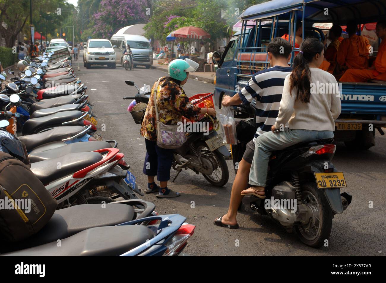 Rangées de motos et scooters garés, Luang Prabang, Laos, Asie. Banque D'Images