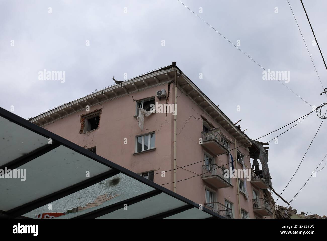 Les conséquences de l'explosion d'un bâtiment par un missile russe. Guerre en Ukraine. Infrastructure civile. Banque D'Images