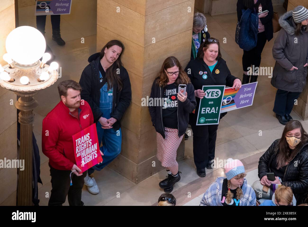 Paul, Minnesota. Capitole d'État. Rallye Transgender Day of Visibility. Les activistes et les membres de la communauté célèbrent les triomphes et les luttes des trans Banque D'Images