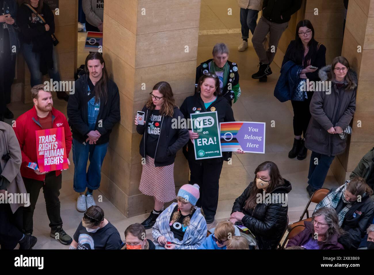 Paul, Minnesota. Capitole d'État. Rallye Transgender Day of Visibility. Les activistes et les membres de la communauté célèbrent les triomphes et les luttes des trans Banque D'Images