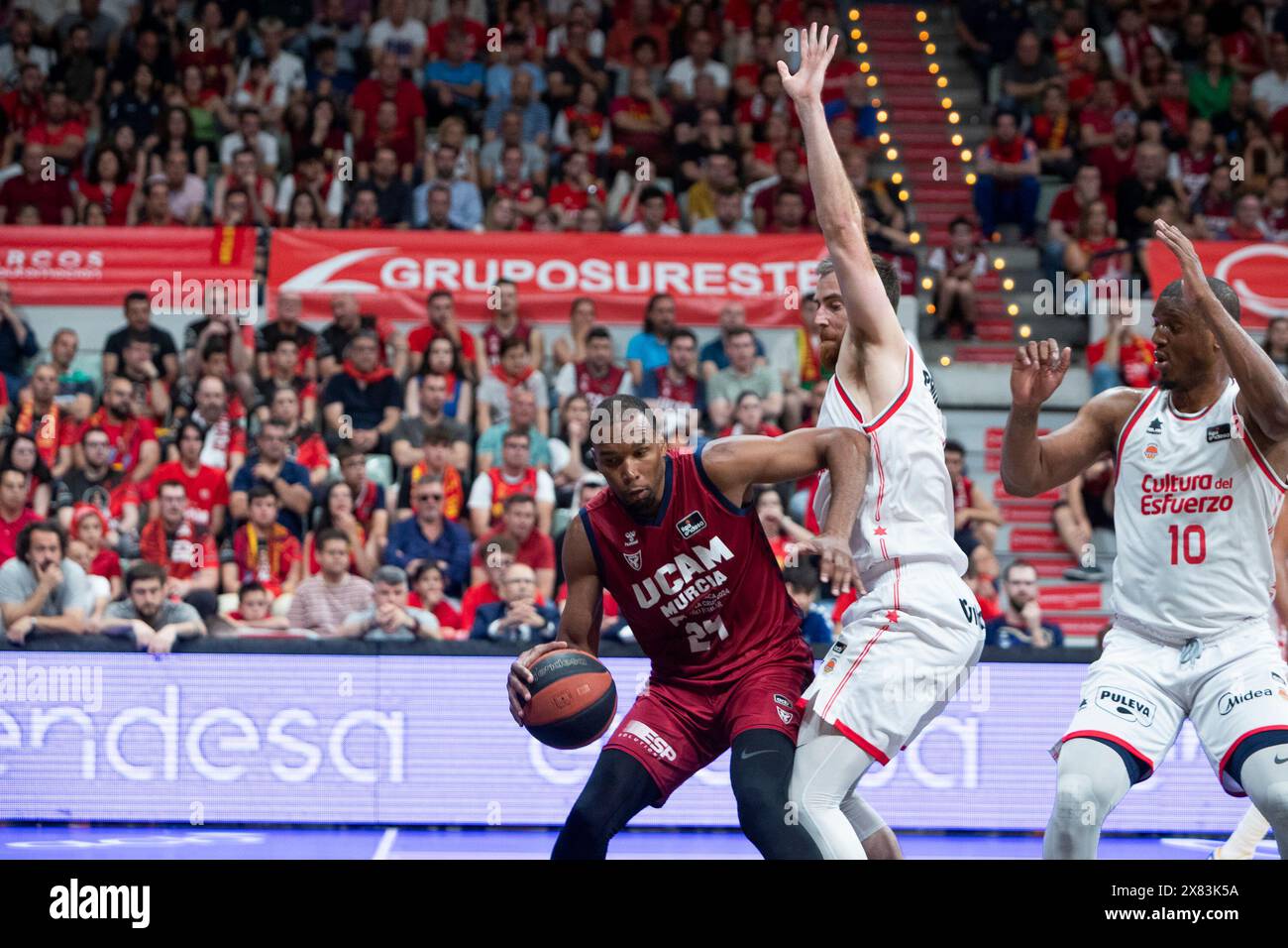 Murcie, Espagne. 22 mai 2024. YANNIS MORIN joueur pivot français de l'UCAM Murcia CB, pendant le match. UCAM Murcia CB vs VALENCIA basket, acb, Endesa League, deuxième match éliminatoire, Sport's Palace of Murcia région de Murcie Espagne, 22 mai 2024 crédit : Pascu Méndez/Alamy Live News Banque D'Images