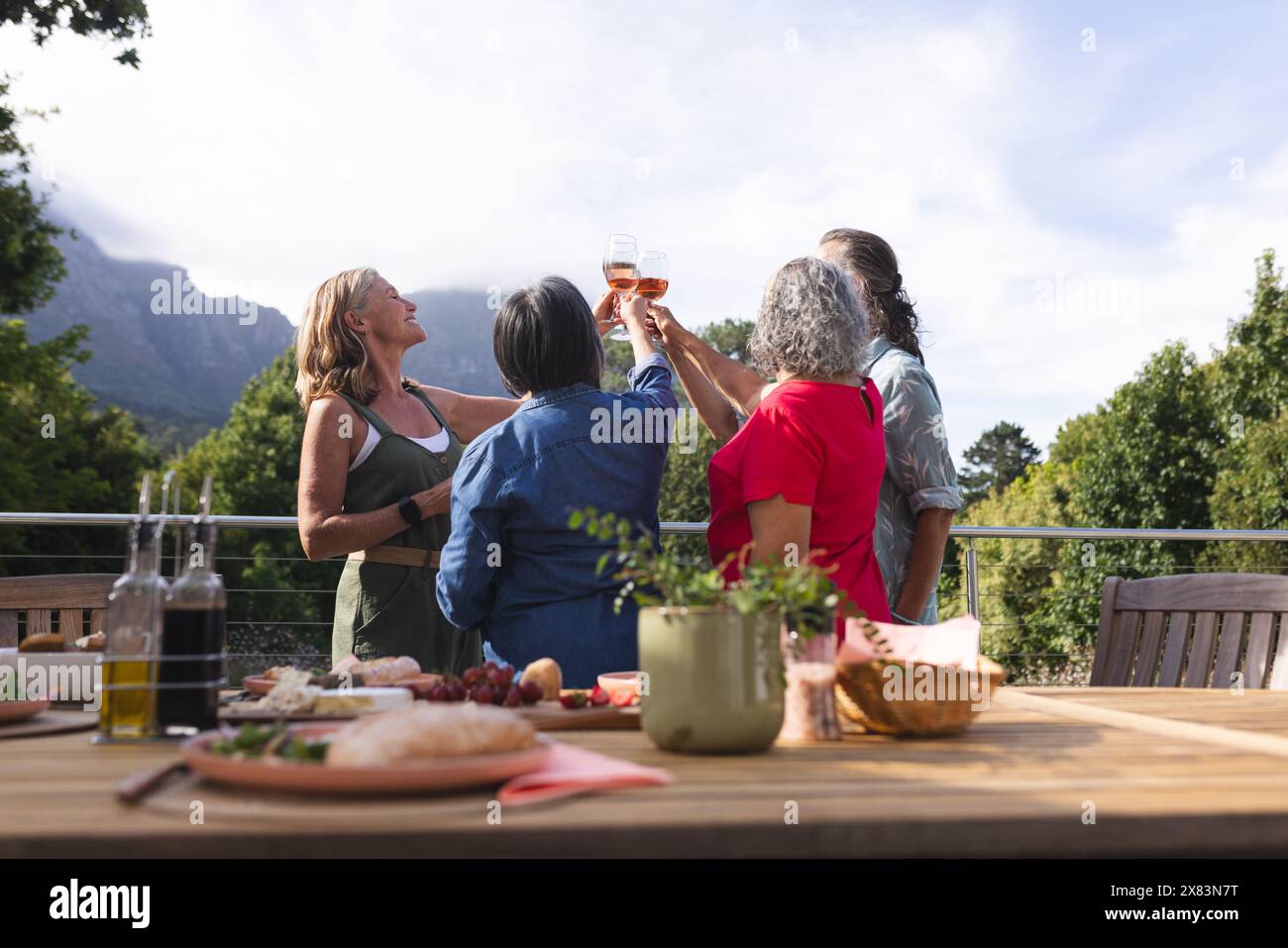 Diverses amies seniors grillant à l'extérieur, profitant du temps ensemble Banque D'Images